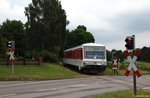 Am 17.6.16 war der an DB Regio ausgeliehene 628 495-4/928 495-1 auf der RB 76 zwischen Kiel und Schönberg (Holst.) eingesetzt. Hier passiert er den BÜ kurz vor Schönkirchen.