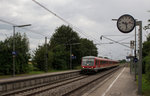 Einheitsgrau über dem Haltepunkt Grub in Oberbayern: 628 566-2 und sein Schwester-VT sind zwischen München Hbf und Mühldorf unterwegs (31.07.16).