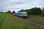 Der für  Bahnland Bayern  werbende 628 423-6 konnte zusammen mit 628 618-1 bei Unterschwillach auf seiner sonntäglichen Fahrt am Vormittag von München Hbf nach Mühldorf im Bilde