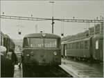 br-0795-0798-uerdinger-schienenbus-vt-95-und-98/838440/ein-db-schienenbus-vt98-wartet-in Ein DB Schienenbus VT98 wartet in Koblenz (CH) auf seine Fahrgäste nach Waldshut (D). Analogbild vom 7. Mai 1984