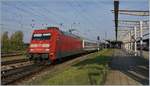 br-6101-adtranz/599288/die-db-101-016-4-verlaesst-mit Die DB 101 016-4 verlässt mit ihrem IC Richtung Ostseebad Binz den Bahnhof von Rostock.
30. Sept. 2017