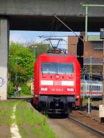 Vor der Wiese am Bahnsteig stand 101 029-7 mit einem Intercity am 14.5.