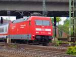 101 125-3 fuhr mit einem Intercity aus dem Bahnhof Hamburg-Harburg heraus am 22.5.