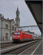 br-6101-adtranz/723842/die-db-101-100-6-wartet-im Die DB 101 100-6 wartet im Zugsausgangsbahnhof Konstanz mit einen IC auf die Abfahrt. 

22. Sept. 2019