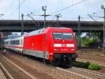 br-6101-adtranz/78815/101-007-3-fuhr-am-246-mit 101 007-3 fuhr am 24.6 mit einem Intercity aus dem Bahnhof Hamburg-Harburg.