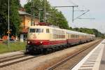103 184 mit historischem TEE-Rheingold-Zug. Durchfahrt durch Grokarolinenfeld auf dem Weg gen Mnchen am 29.5.2011.