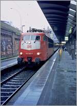 Die DB 103 190-5 wartet mit ihrem Interregio in Hamburg HBF auf die Abfahrt.