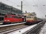 br-6110-e10/135229/die-103-245-am-07012009-mit Die 103 245 am 07.01.2009 mit einem ICE Ersatzzug bei der Ausfahrt aus dem Augsburger Hbf, neben an ist die 110 343 abgestellt. 
