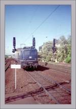 Die E 110 152-6 erreicht am 18. Mai 1992 Koblenz Hbf.  