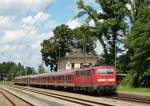 111 168-1 schob den Regionalexpress bestehend aus 7 N-Wagen von Salzburg Hbf nach Mnchen Hbf aus dem Bahnhof von Assling am 26.7.11.