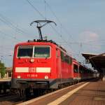 111 216-8 zog einen Leerzug aus dem Hanauer Bahnhof am 29.7.11.