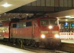 111 025-3 brachte einen weiteren Doppelstockwagenpark in den Mnchener Hauptbahnhof als Rangierfahrt in der Nacht des 4.8.11.