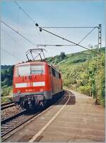 Die DB 111 050-1 schiebt in Istein ihren RE/RB in Richtung Freiburg i.B.