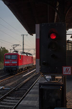 Am Bahnsteig von Berlin-Grunewald kann man noch direkt vor einem Ausfahrtsignal stehen. So etwas sah ich bislang noch nicht. Unberührt dessen schob 112 109-4 ihren RE in Richtung Magdeburg. (23.09.16)