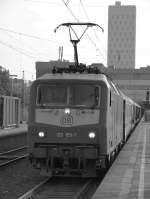 120 155-7 stand mit einem Intercity im Bahnhof Hamburg-Altona am 29.10