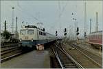 br-6141-e41/723690/die-db-141-232-9-erreciht-mit Die DB 141 232-9 erreciht mit einem Zug des Nahverkehrs Frankfurt Main Hbf.

Analogbild vom 30. Aug 1994