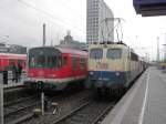 Ein DB 624 und eine DB 141 mit roten Silberlingen stehen am 09.01.2004 im Dortmunder Hauptbahnhof.