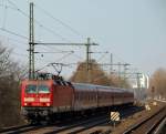 143 229-3 fuhr mit einer Regionalbahn nach Hamburg-Altona durch Halstenbek.