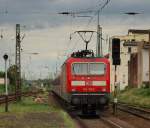 143 153-5 schob die Regionalbahn von Eisenach nach Halle (Saale) aus dem Merseburger Bahnhof am 23.7.11.