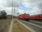 Am 10.04.2014 wartet 143 857-1 mit S 7 nach Halle Trotha auf die Ausfahrt aus dem Bahnhof Halle Nietleben.