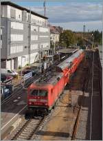 br-6143-ex-dr-243/455659/im-suedwesten-bietet-die-dreiseenbahn-und Im Südwesten bietet die 'Dreiseenbahn' und Höllentalbhn auch heute noch ein 'ostalgisches' Flaire.
Die DB 143 384-8 mit einer RB nach Seebruck wartet in Freiburg auf die Abfahrt.
14. Sept. 2015
