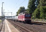 br-6143-ex-dr-243/716942/243-559-2-deltarail-gmbh-mit-einem 243 559-2 DeltaRail GmbH mit einem Autotransportzug in Friesack und fuhr weiter in Richtung Wittenberge. 06.08.2020