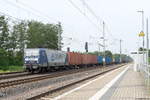 br-6143-ex-dr-243/718380/243-069-2-deltarail-gmbh-mit-einem 243 069-2 DeltaRail GmbH mit einem Containerzug in Wusterwitz und fuhr weiter in Richtung Brandenburg. 14.08.2020