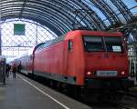 Die 145 043 an einem RE nach Leipzig HBF im Dresdener HBF am 29.10.2011