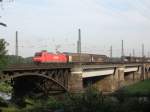 br-6145-traxx-vorserie/74827/145-046-3-mit-gemischtem-gueterzug-auf 145 046-3 mit gemischtem Gterzug auf der Ruhrtalbrcke in Duisburg am 19.08.08