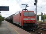 br-6152-es-64-f/283101/zehn-minuten-spaeter-schon-der-naechste Zehn Minuten spter schon der nchste Kesselwagenzug aus Decin in Elsterwerda hbf, 11.08.2012.  