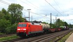 br-6152-es-64-f/497713/mit-einem-gemischten-gueterzug-fuhr-db Mit einem gemischten Güterzug fuhr DB Cargo 152 142-6 am 14.5.16 in Hilden an den beiden Fotografen vorüber.