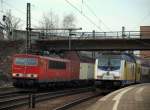 155 039-1 rollte mit einem COntainerzug aus dem Hafen neben der 246 004-6 durch den Bahnhof Hamburg-Harburg am 26.2.