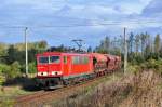 br-6155-ex-dr-250/370257/mit-einem-duengerzug-faehrt-die-155 Mit einem Düngerzug fährt die 155 015 am 25.09.2014 durch Alt Bartelsdorf.