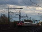Am 27.10.2013 um 15.43 passierte 181 214-8 den Bahnhof Halle Messe.