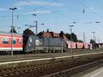 br-6182-es-64-u2-/296703/182-505-bei-der-einfahrt-mit 182 505 bei der Einfahrt mit einem RB nach Eisenach in Grokorbetha, 30.09.2013.
