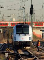 Stark bewacht wurde 183 701-2 im Gleisvorfeld vom Bahnhof Hamburg-Altona am 15.4.