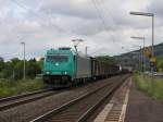Die 185 607 am 30.07.2011 mit einem Gterzug bei der Durchfahrt in Thngersheim.