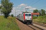 185-664 von Kombiverkehr mit KLV-Transport auf der Fahrt von Mnchen in Richtung Rosenheim. Abgelichtet am Block Hilperting am 26.7.2011. 
