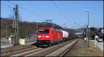 br-6185-traxx-f140-ac1-ac2/180271/185-285-mit-gemischtem-gterzug-am 185 285 mit gemischtem Gterzug am 11.02.12 bei der Durchfahrt von Mudersbach in Richtung Kln