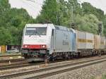 185 635 mit Containerzug in Leipzig-Thekla, 03.08.2013.