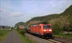 br-6185-traxx-f140-ac1-ac2/335400/185-033-mit-gemischtem-gueterzug-in 185 033 mit gemischtem Güterzug in Richtung Süden am 10.04.14 in Leutesdorf