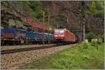 Während ein Güterzug auf der Fahrt nach Norden in den 1560 Medter langen Prato-Kehrtunnel fährt, verlassen zwei DB 6185 diesen.
6. Mai 2014