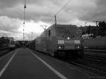 br-6185-traxx-f140-ac1-ac2/51596/185-291-2-durchfaehrt-gerade-den 185 291 2 durchfhrt gerade den Bahnhof von Koblenz (Hbf) ... Sie dachte schon das sie keiner fotografiert doch am Ende des Bahnsteigs neben dem Signal lauerte einer ;)