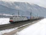 br-6186-traxx-f140ms-ms2/145013/die-186-281-und-die-186 Die 186 281 und die 186 104 am 29.01.2011 mit einem KLV-Zug unterwegs bei Schwaz. 