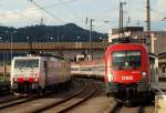 Links steht 189 918 mit einer weiteren Lomo 189 und rechts fhrt 1016 039-8 mit dem OIC 866 von Wien nach Landeck Zams aus dem Kufsteiner Bahnhof am 31.7.11.