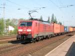 189 004 mit einem Containerzug nach Prag in Elsterwerda, 01.05.2012.