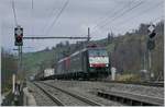 Die an die SBB International vermietete  189 984 und die Re 474 009 erreichen mit einen nach Süden fahrenden Güterzug den Bahnhof Mülenen.