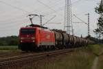 br-6189-es-64-f4-/98250/189-002-9-mit-einem-kesselwagenzug-in 189 002-9 mit einem Kesselwagenzug in Wiesental am 04.08.2010