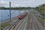 BR 0420/912793/als-reimen-fuer-werbesprueche-in-den Als Reimen für Werbesprüche in den 70ern modern war, lautete ein solcher Werbespruch: 'Lindau liegt im Bodensee, wer's nicht glaubt komm selber her und seh'. Nun, durch den Um und Ausbau des Bahnverkehrs in der Region Lindau wurde mit der Bezeichnung des Bahnhofs Lindau Hbf als Lindau Insel diese Tatsache unterstrichen. 
Und die Insel, nicht weit vom Festland wird unter anderem mit einer für Bahnfotografen interessanten See Damm verbunden. 
Das Bild zeigt die Ankunft eines DB 426 in Lindau Insel. 

17. Sept. 2024