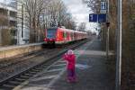 Nachwuchsförderung mit dem Töchterchen wurde am 21.12.14 im Bahnhof Poing betrieben, als gerade 423 622-0 als S2 nach Petershausen einfuhr.